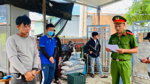 Hai đối tượng có tiền án rủ nhau đi trộm túi xách có 250 triệu đồng  -0
