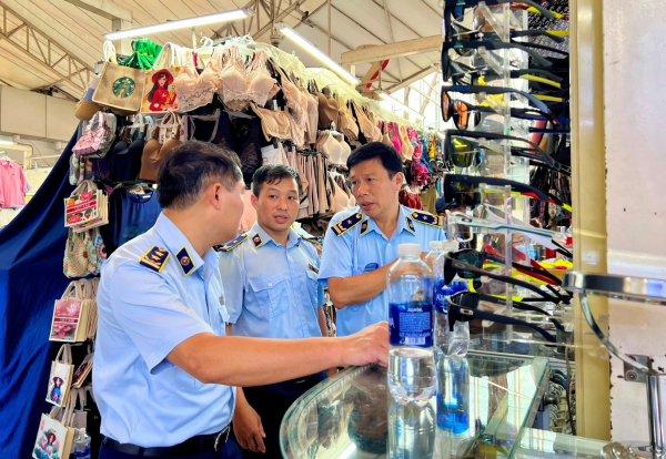 TP Hồ Chí Minh: Thu giữ số lượng lớn hàng giả tại Trung tâm Thương mại Saigon Square -0