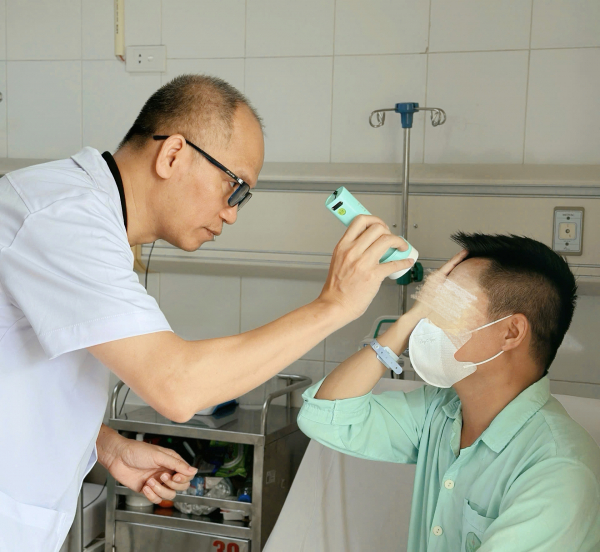 Tiêm filler xóa nhăn trán tại spa, người đàn ông suýt mù mắt -0