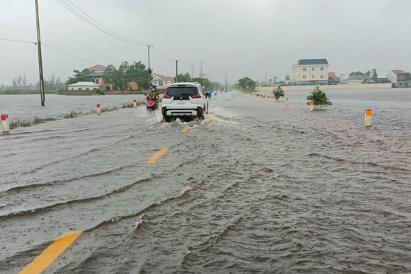 Mưa sầm sập đổ xuống nhiều nơi ở Bắc và Nam Bộ -0