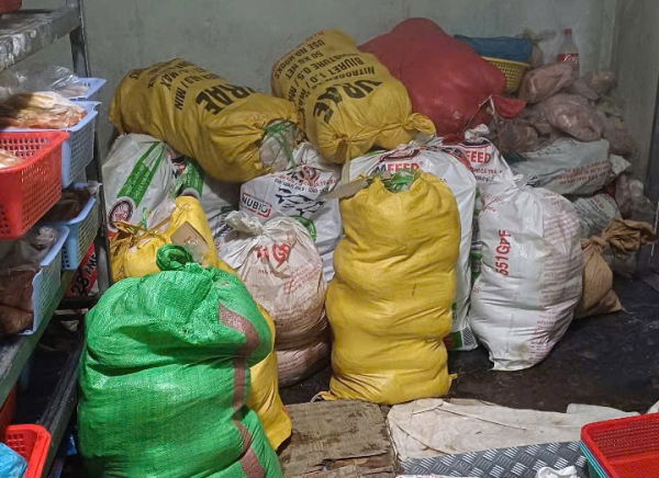 Tên Công ty C.P Việt Nam được in trên bao bì chứa hàng tấn lòng, thịt không rõ nguồn gốc tại Đà Nẵng -0