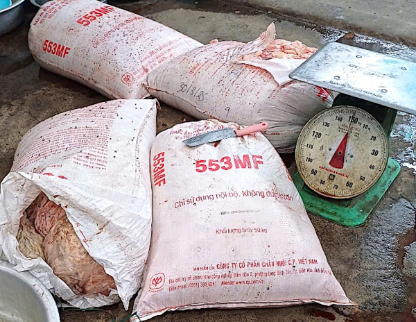 Tên Công ty C.P Việt Nam được in trên bao bì chứa hàng tấn lòng, thịt không rõ nguồn gốc tại Đà Nẵng -0