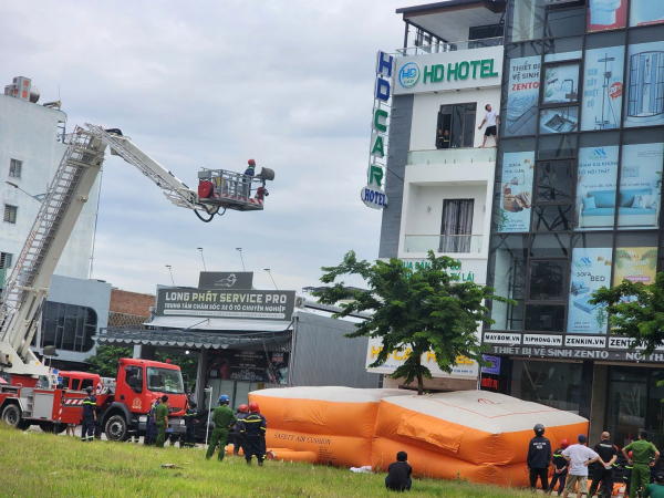 Kịp thời cứu nam thanh niên nghi có ý định nhảy lầu tại Đà Nẵng -0
