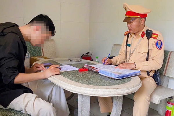 Phạt hơn 100 triệu tiền phạt xe máy đi ngược chiều ở Hà Nội -0