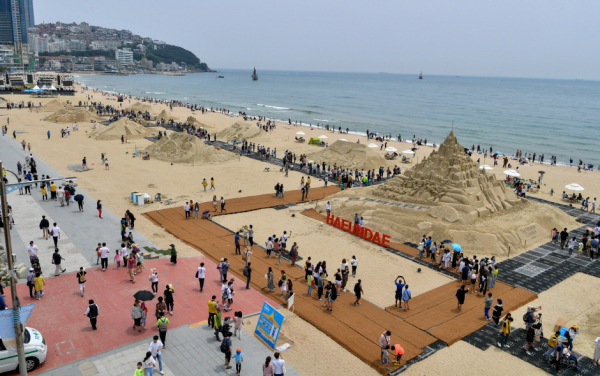 Những tượng cát độc đáo trên bãi biển Busan -0