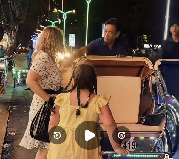 Xác minh, xử lý người lái xe xích lô giật tiền trên tay du khách nước ngoài -0