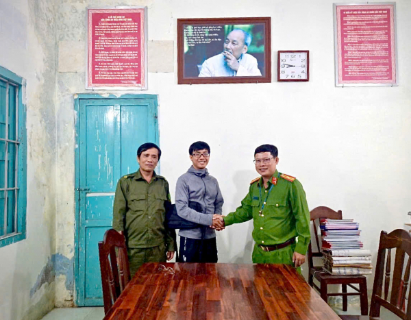 Công an xã Hàm Chính hỗ trợ hai nhân viên tìm lại số tiền hàng của công ty bị rơi -0