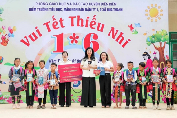 Phu nhân Ngô Phương Ly tặng quà, vui Tết thiếu nhi cùng trẻ em ở Điện Biên -0