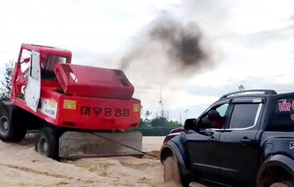 CSGT xác minh, xử lý lái xe ô tô bán tải chạy trên bãi biển Tuy Hòa và Quy Nhơn -0