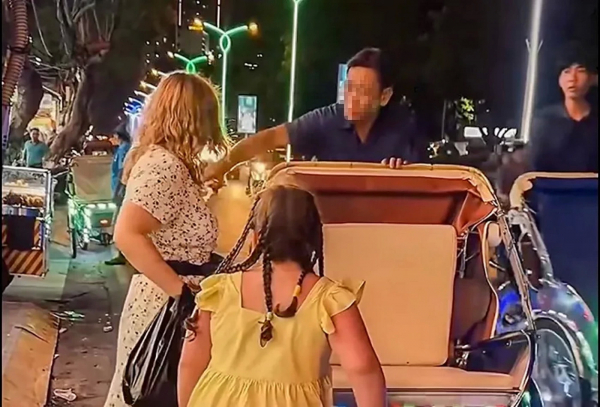 Thu thẻ đoàn viên nghiệp đoàn đối với lái xe  xích lô “giật tiền” trên tay du khách -0