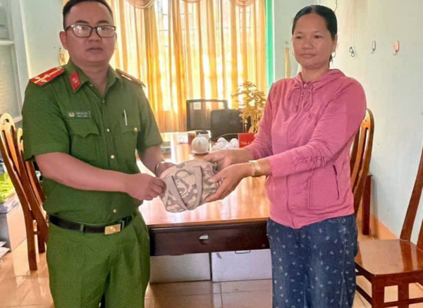 Công an xã trả chiếc túi xách có nhiều tài sản cho người đánh rơi -0