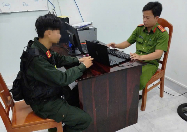 Bắt giữ đối tượng giả danh Cảnh sát cơ động để cưỡng đoạt tài sản -0