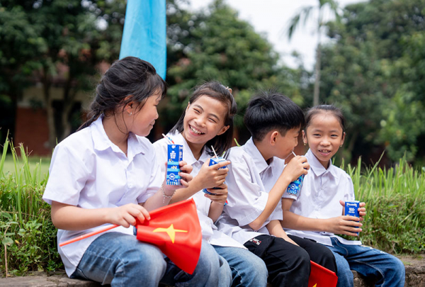 &nbsp;Gần 70.000 hộp sữa tặng trẻ em khó khăn, khởi đầu “tháng của trẻ em” -0
