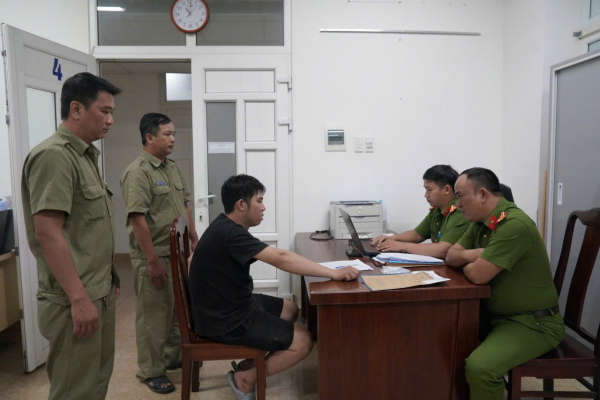 Xông vào nhà, cướp tài sản của bà cụ 72 tuổi giữa ban ngày -0