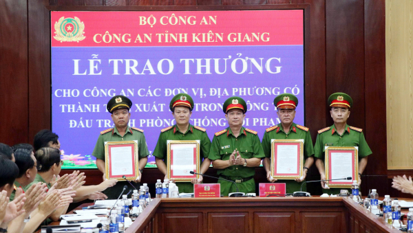 Khen thưởng các đơn vị có thành tích xuất sắc trong đấu tranh phòng, chống tội phạm -0