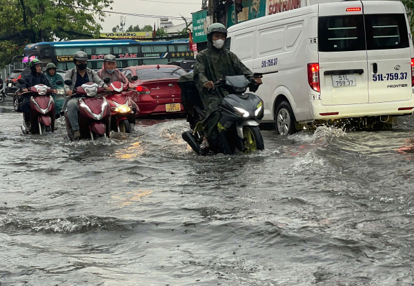 Người dân khốn khổ vì di chuyển trên các tuyến đường ngập nước sau mưa lớn -4