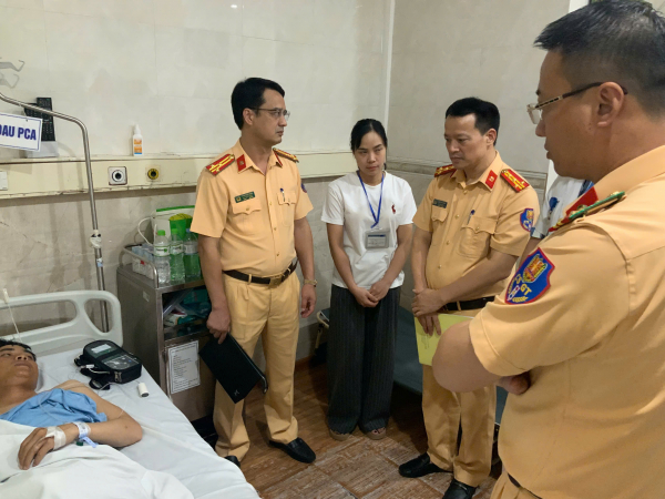 Lãnh đạo Cục CSGT thăm, động viên cán bộ bị thương khi làm nhiệm vụ  -0