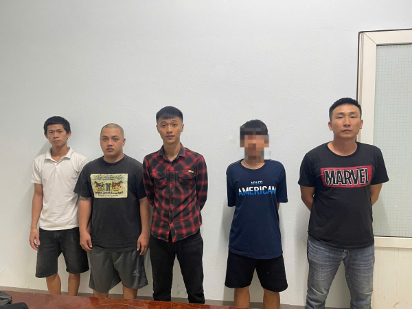 Bắt khẩn cấp 2 nhân viên quán cơm hỗn chiến trước bệnh viện -0