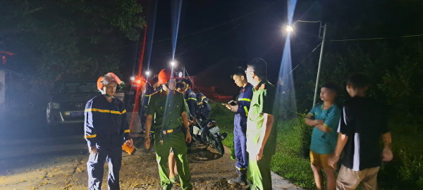 Xuyên đêm cứu hộ 4 người dân bị mắt kẹt giữa lòng suối -0