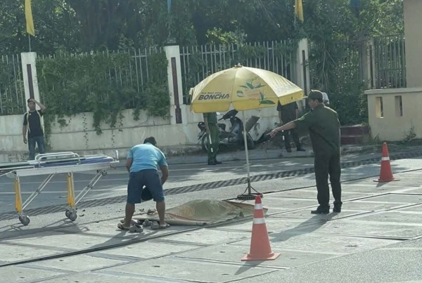 Nữ nhân viên đường sắt bị xe tải đâm tử nạn khi đang làm việc -0