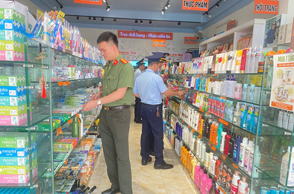 Kiểm tra 71 cơ sở dược và thực phẩm chức năng, tăng cường phòng chống hàng giả, hàng kém chất lượng -0
