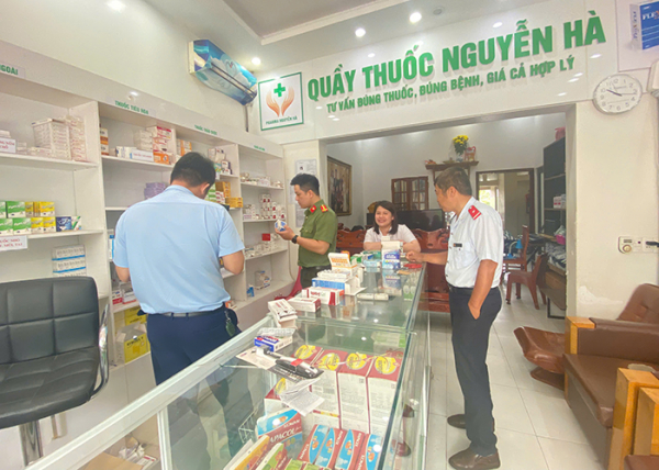 Kiểm tra 71 cơ sở dược và thực phẩm chức năng, tăng cường phòng chống hàng giả, hàng kém chất lượng -1