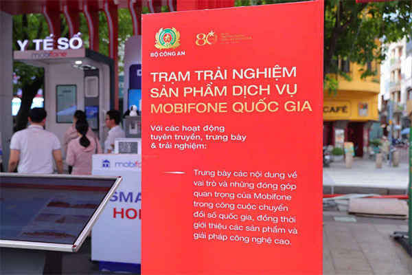 Nô nức trải nghiệm gian hàng công nghệ số của MobiFone tại sự kiện “Vinh quang Công an nhân dân Việt Nam” -1