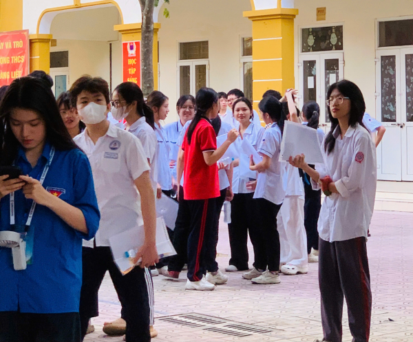 Hơn 102.000 học sinh Hà Nội bắt đầu thi vào lớp 10 -0