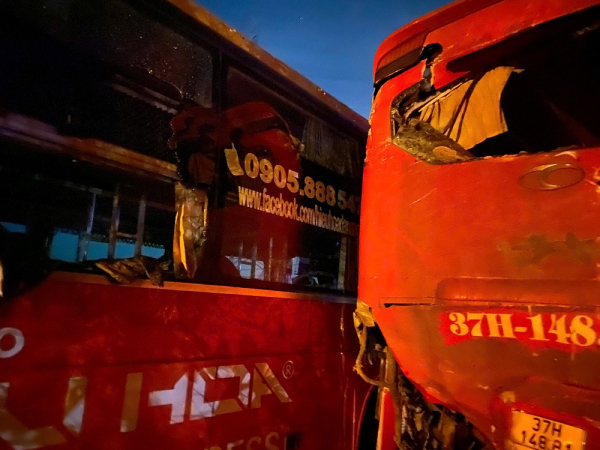 3 xe khách tông liên hoàn trên đường tránh TP Huế -0