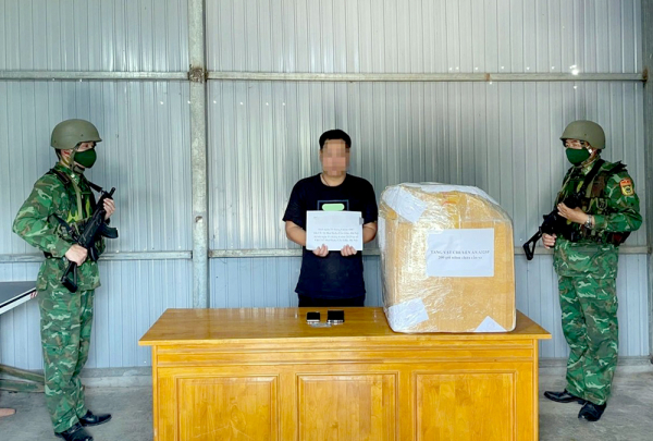 luc_luong_chuc_nang_bat_giu_1_doi_tuong_thu_giu_12kg_can_sa_kho.jpg -0