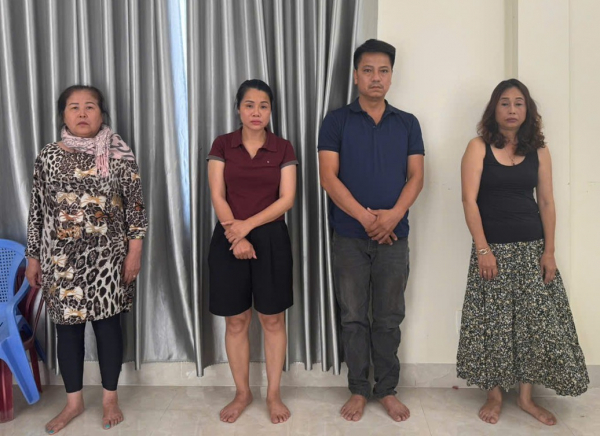 Vượt hàng trăm km để…móc túi khách xem pháo hoa quốc tế -0