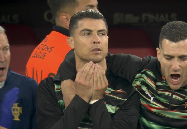 Ronaldo và giọt nước mắt tuổi 40 -0