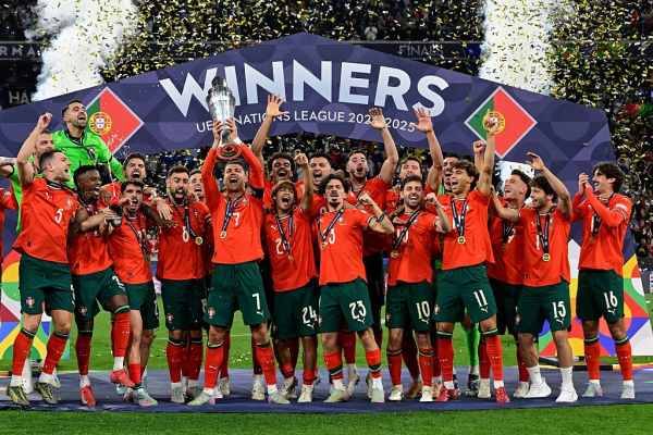 Ronaldo và giọt nước mắt tuổi 40 -0