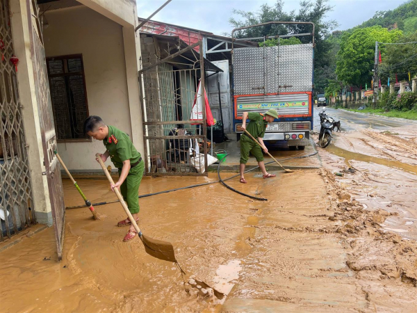 Công an xã giúp dân khắc phục hậu quả mưa lũ -0