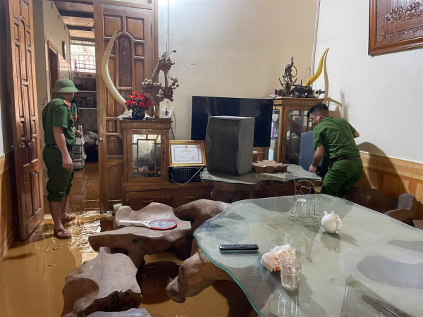 Công an xã giúp dân khắc phục hậu quả mưa lũ -1