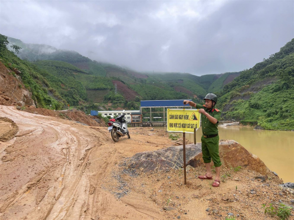 Công an xã giúp dân khắc phục hậu quả mưa lũ -1