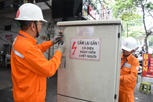 Cảnh báo nguy hiểm từ việc dán quảng cáo ở các trạm điện, tủ điện -0