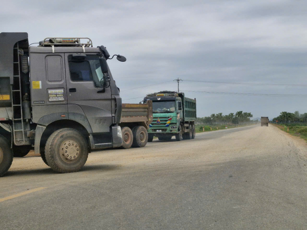 Mỏ đất chưa đảm bảo vệ sinh môi trường đã khai thác rầm rộ -0