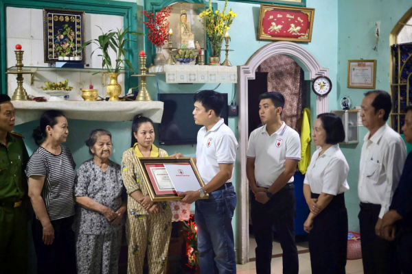 Tri ân Đại uý Nguyễn Hoàng Minh - hy sinh khi cứu 3 cháu nhỏ đuối nước -0