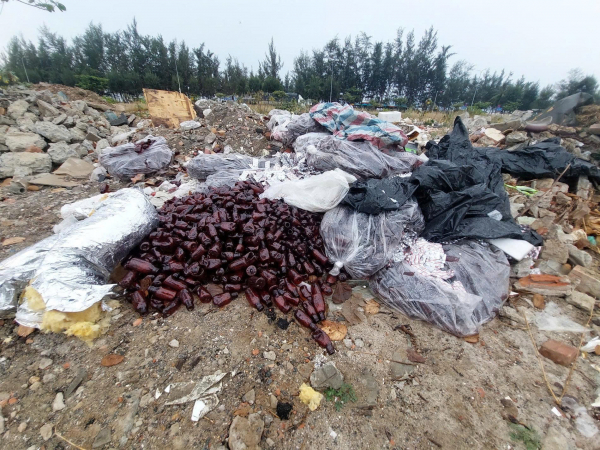 Phát hiện hàng trăm vỉ thuốc tân dược nghi bị vứt bỏ trái phép tại khu vực hoang vắng -0