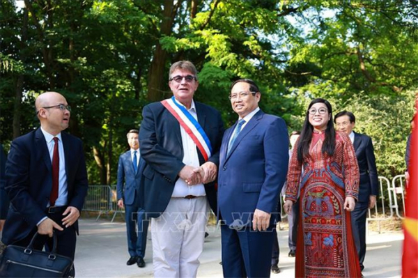 Thủ tướng Phạm Minh Chính đặt vòng hoa và thăm khu tưởng niệm Chủ tịch Hồ Chí Minh tại Montreuil, Pháp -0