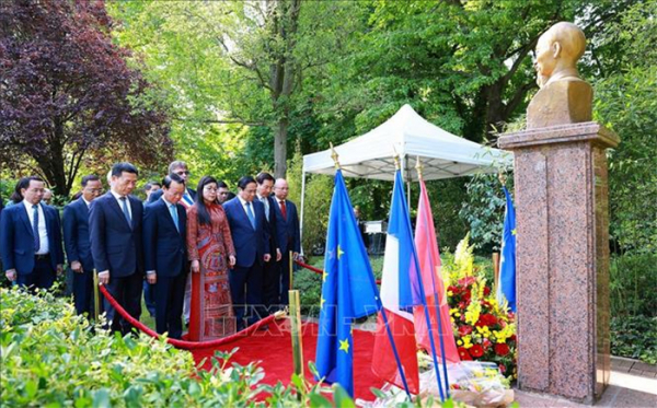 Thủ tướng Phạm Minh Chính đặt vòng hoa và thăm khu tưởng niệm Chủ tịch Hồ Chí Minh tại Montreuil, Pháp -0