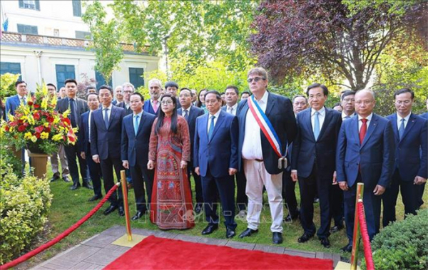 Thủ tướng Phạm Minh Chính đặt vòng hoa và thăm khu tưởng niệm Chủ tịch Hồ Chí Minh tại Montreuil, Pháp -0