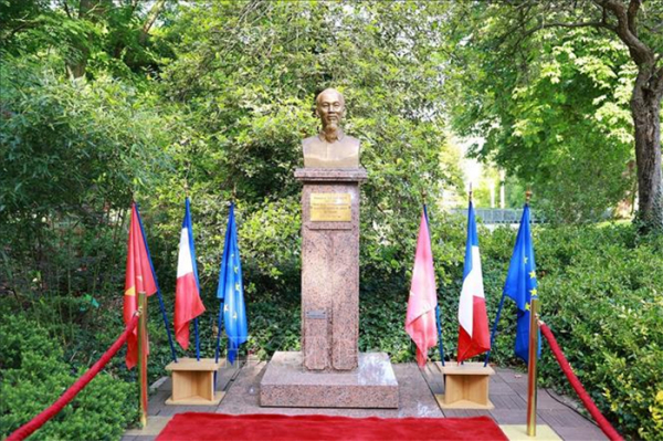 Thủ tướng Phạm Minh Chính đặt vòng hoa và thăm khu tưởng niệm Chủ tịch Hồ Chí Minh tại Montreuil, Pháp -0