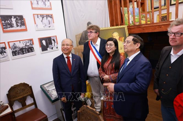 Thủ tướng Phạm Minh Chính đặt vòng hoa và thăm khu tưởng niệm Chủ tịch Hồ Chí Minh tại Montreuil, Pháp -0
