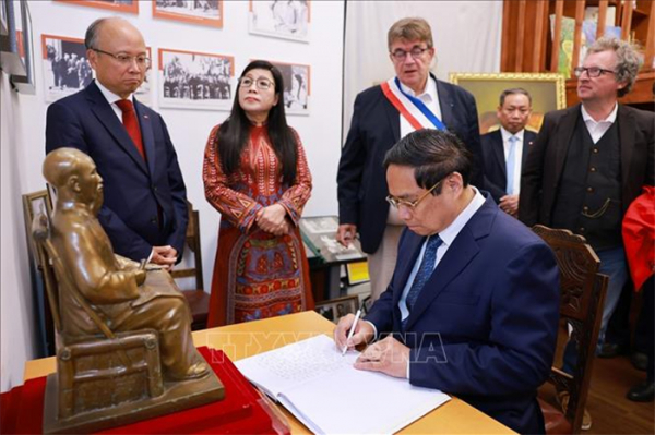 Thủ tướng Phạm Minh Chính đặt vòng hoa và thăm khu tưởng niệm Chủ tịch Hồ Chí Minh tại Montreuil, Pháp -0