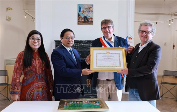 Thủ tướng Phạm Minh Chính đặt vòng hoa và thăm khu tưởng niệm Chủ tịch Hồ Chí Minh tại Montreuil, Pháp -0