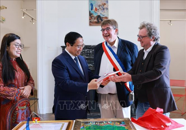 Thủ tướng Phạm Minh Chính đặt vòng hoa và thăm khu tưởng niệm Chủ tịch Hồ Chí Minh tại Montreuil, Pháp -1