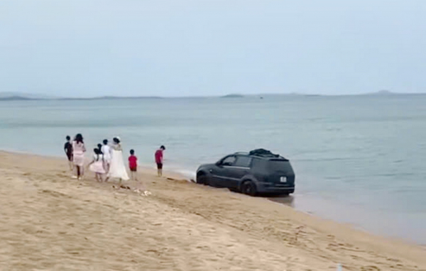 Thêm một xe ô tô chạy trên bãi biển Tuy Hòa để... dạo chơi -0