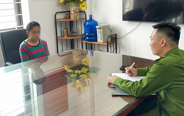 Tiêu hết tiền lương, người phụ nữ dùng kéo tự rạch tay bịa chuyện bị cướp -0